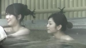 야외에서 목욕하는 일본의 하녀 HD 비디오