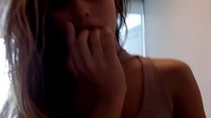 Tinejdžerka se masturbira u kancelariji mame na kameri