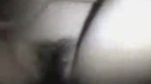 POV-video af en håret amatør rumænsk babe, der giver en blowjob