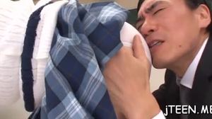 La studentessa giapponese riceve un duro pompino dal suo amante