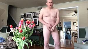 Papá maduro se desnuda y se masturba frente a la cámara