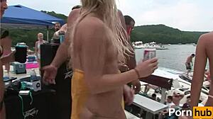 Bikinipuvussa oleva teini heiluttaa takamustaan julkisella paikalla
