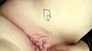 Une nana tatouée en jupe de cuir a un orgasme intense en public