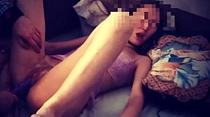 Руска любителка с малки цици се наслаждава на мастурбация и двойно проникване