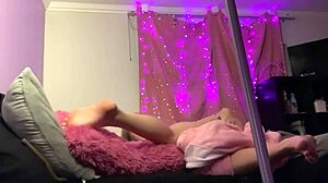 L'amateur américaine Sophia Rose suce et éjacule sur un oreiller