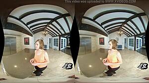 Virtuální realita porna s drobnou brunetkou v kuchyni