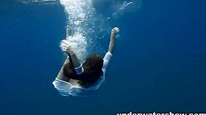 צעירה סאפטקור ג'וליה נהנית לשחות בבריכה