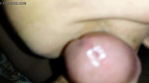 Tajska mama daje vroči oralni seks pred kamero