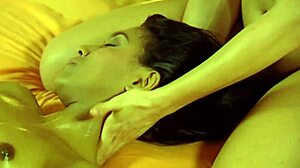 Massagem interracial leva a uma lamberia apaixonada