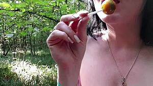Šťavnatá kundička je prstem dotčena až k orgasmu v HD videu