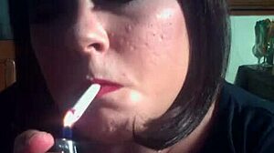 A femdom britânica Tina Snua se entrega ao fetiche de fumar