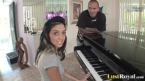 Stephanie Canes kleine Titten hüpfen, wenn sie am Klavier spielt