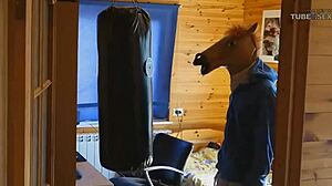 Video HD seorang penunggang kuda yang sedang bersetubuh dengan jalang bodoh