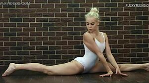 Blonda Tornaszkova își arată flexibilitatea în video solo