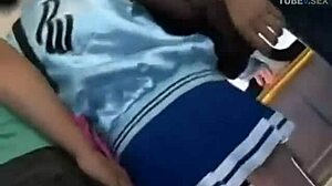 Sexe oral et éjaculation dans le bus pour une jeune étudiante