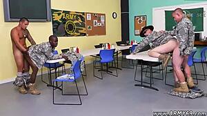 HD-video af unge homoseksuelle mænd i hæren, der leger solo