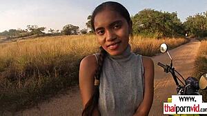 Thajská teenagerka Cherry dostává své malé kozy hladité a jebané na veřejnosti