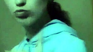 Une adolescente aux petits seins se fait baiser fort dans une vidéo maison