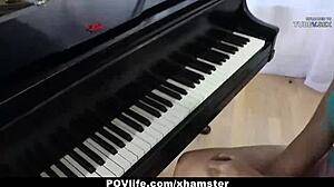 En varm brunette får sine små bryster kærtegnet og knullet på klaveret