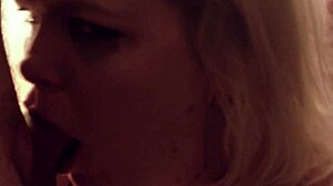 Jenna Jaymes, blonda cu sânii mari, se umple de un penis mare în acest videoclip HD