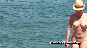 Вуайеристические пляжные милфы с большими круглыми задницами и бритыми кисками