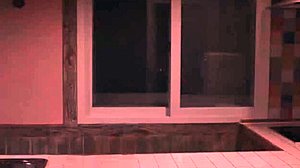 La hermana asiática morena es follada a cuatro patas en una película coreana erótica