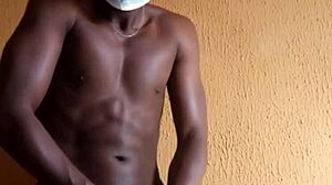 Африканският мускулест мъж се наслаждава на соло игри с големия си член
