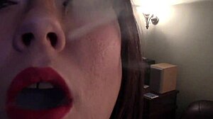 Experimente a emoção de ser um escravo do fumo neste vídeo HD