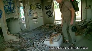 Ein Gringo wird beim Ficken einer geilen Latina in einem verlassenen Haus erwischt