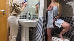 Pantat seksi remaja tertangkap kamera di kamar mandi