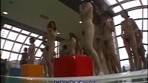 일본에서 온 뜨거운 여성들이 수중 피트니스 게임에 참여합니다