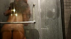 Amatørpar nyter hardcore anal og oralsex på badet