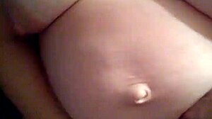Tinas noseči trebuh je prekrit s spermo