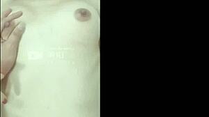 Forró ázsiai csaj mutatja a testét és maszturbál a webkamerán