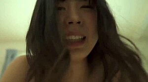 Garota japonesa tem o rosto coberto de porra depois de cavalgar