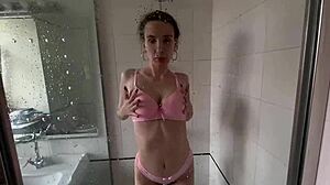 La sexy bruna si fa la doccia e si masturba con le sue grandi tette