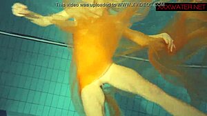 Amatør teenager Nastya viser sin sexede krop frem i poolen