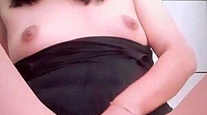 Masturbáló latin barátnő szűk segglyukának közelről történő felvétele