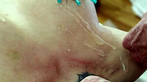 Een kleine brunette krijgt haar grote tieten gestraft met een dildo in een BDSM-drieper