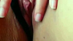 Amatérská brunetka Morocha se masturbuje přes telefon se svým velkým klitorisem a přírodními prsy
