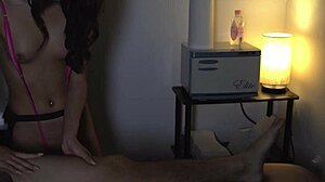 אירוטיקה עם ישיבה של עיסוי סקס עם מסאז'ית סקסית בעור