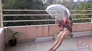 Развратната домакиня се наслаждава на публично голо и се люлее в дъжда