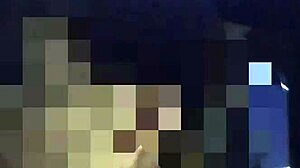 אישה חובבנית נתפסת מצלמת את עצמה ב-gloryhole