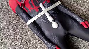 Spiderman dobi senzualno gej masažo in močno konča