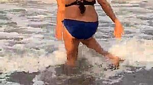 Gros seins et cul: une star du porno sur la plage de Miami