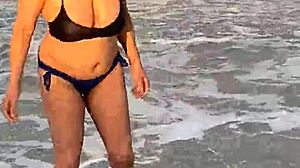 Velké kozy a velká zadnice: Divoká jízda pornohereček na pláži v Miami