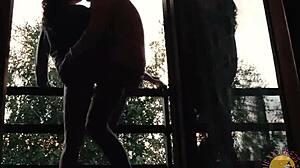 Аматорската приятелка смуче голям член на балкона в кремова изненада