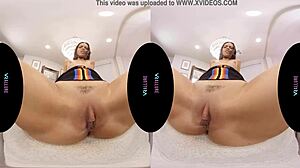 Virtuele realiteit video van Andreina deluxe die zich masturbeert met speeltjes