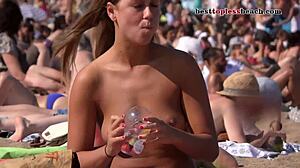 Tienermeisjes in bikini's en verborgen camera's genieten van openbare naaktheid