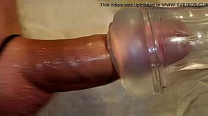 Amatérsky nemecký chlap používa ľadový cuckold hračku na masturbáciu